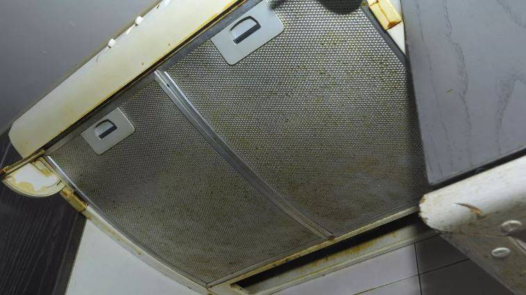 Aspiratörlerdeki yağ lekelerini söküp atıyor! Kaynayan suya 2 şişe eklemeniz yeterli… - Resim: 7